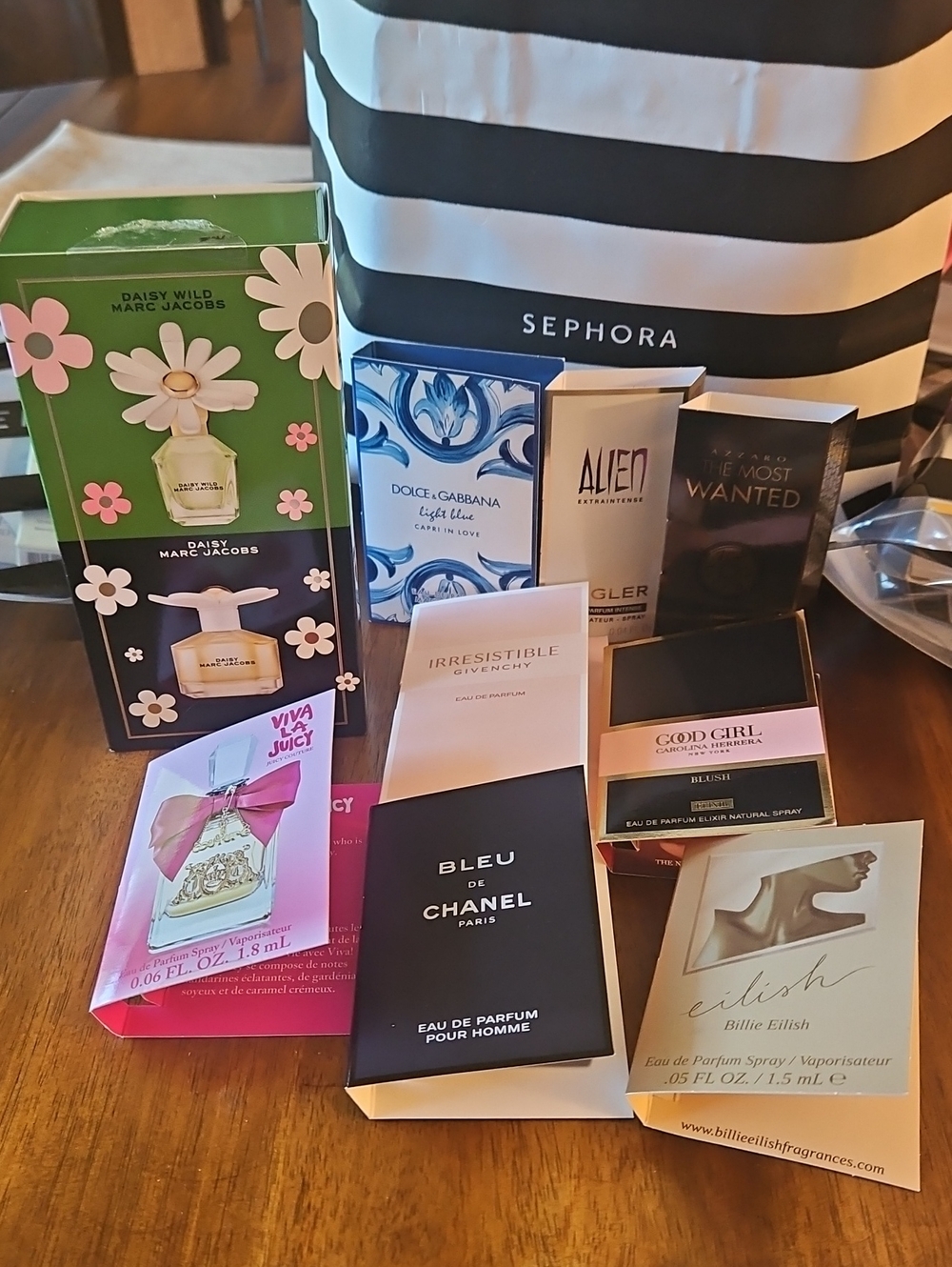 Marc Jacobs Daisy Duo Mini Set Of 2. PLUS 8 Fragrance SAMPLE BUNDLE - Picture 4 of 7